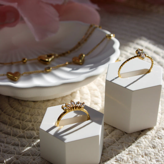 Verstelbare ring met ovale glinsterende steen en gehamerde band van roestvrij staal