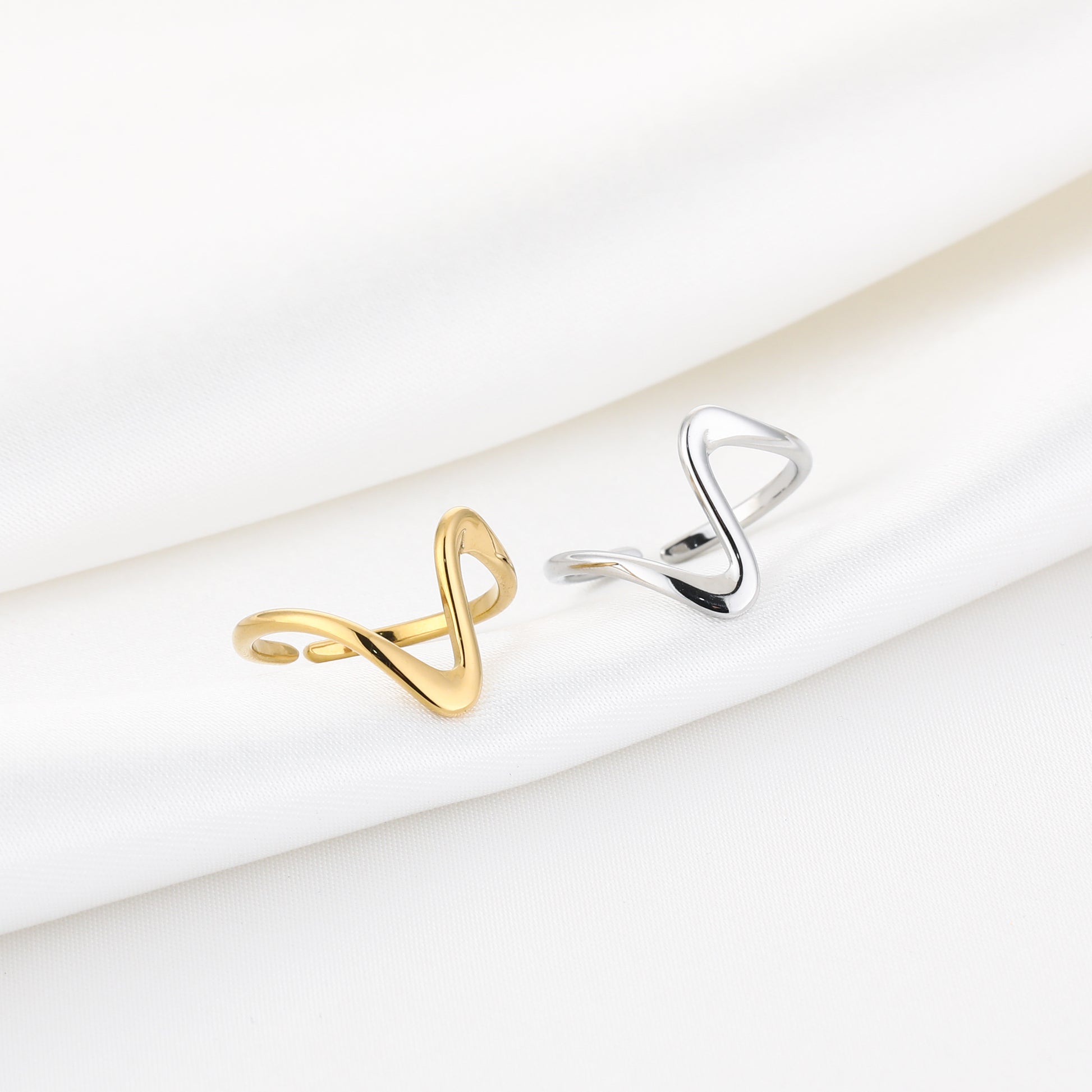 Verstelbare ring met golvend design van stainless steel