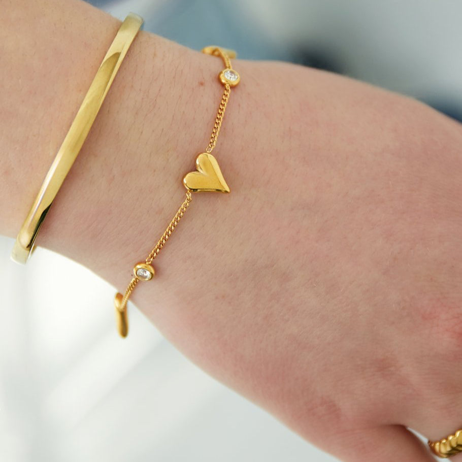 Armband met drie harten en twee glinsterende steentjes van roestvrij staal