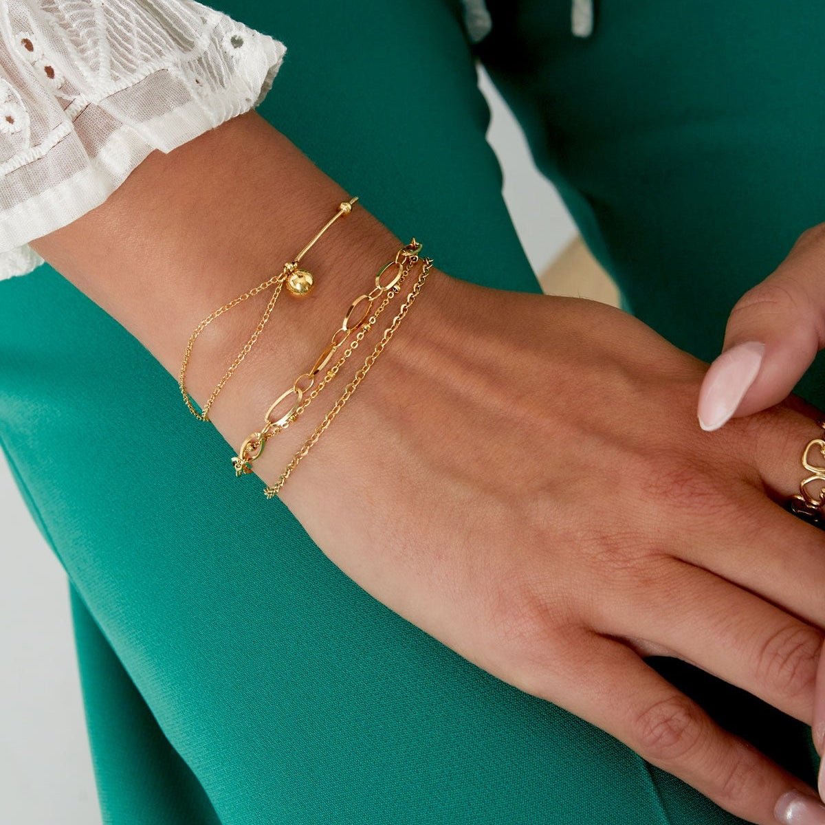 gouden armband met dubbele ketting en bolvormige hanger van stainless steel