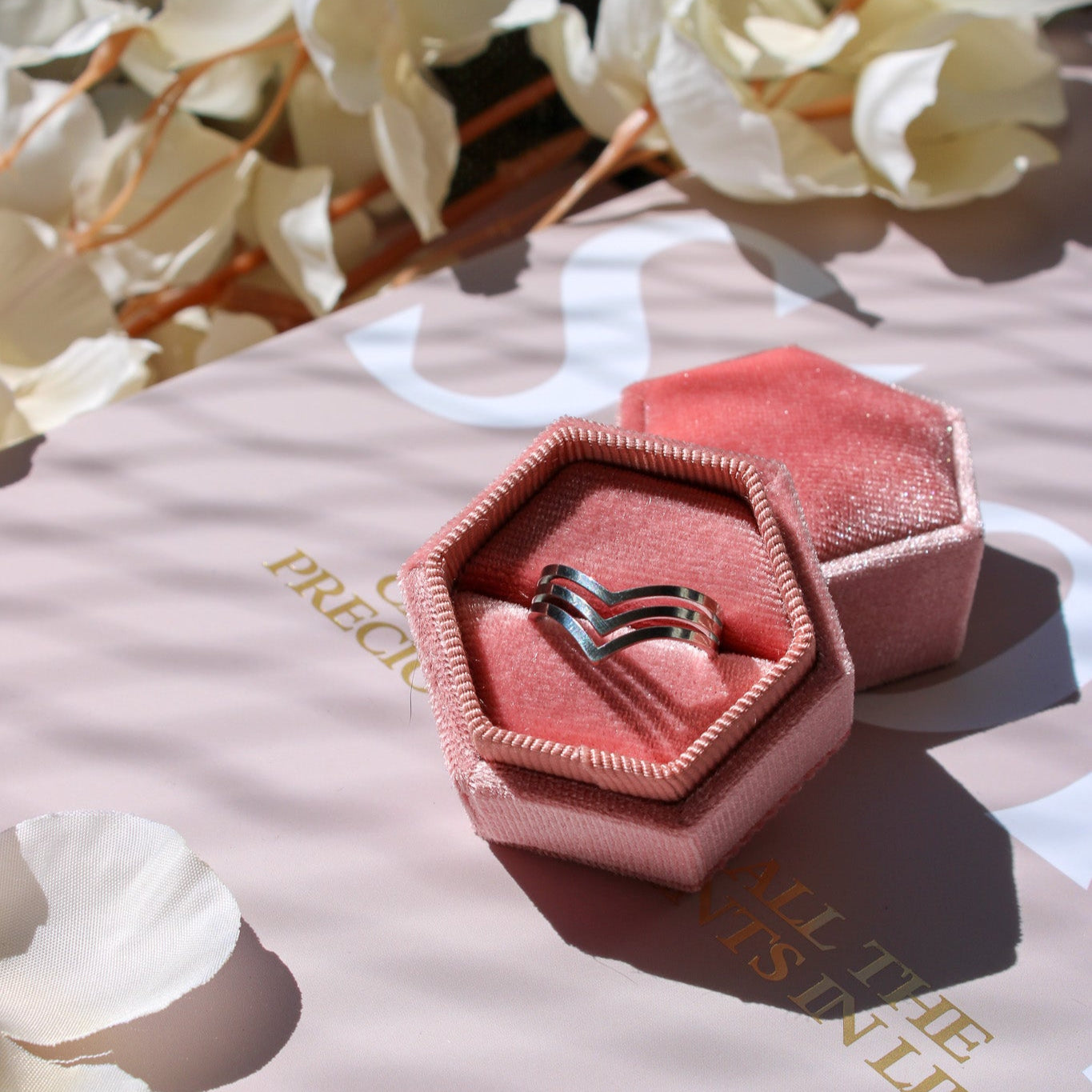 Verstelbare V-vormige ring met strak design van stainless steel