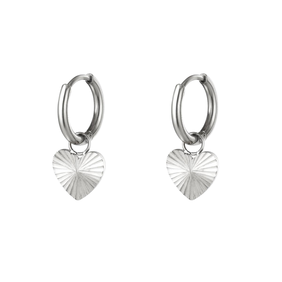 Oorringen met hartvormige hanger met fijne gravure