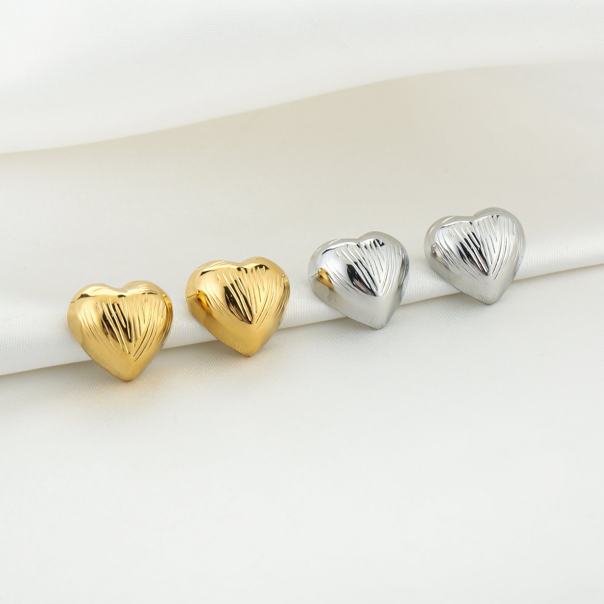 Hartvormige oorstekers met fijne gravure van stainless steel