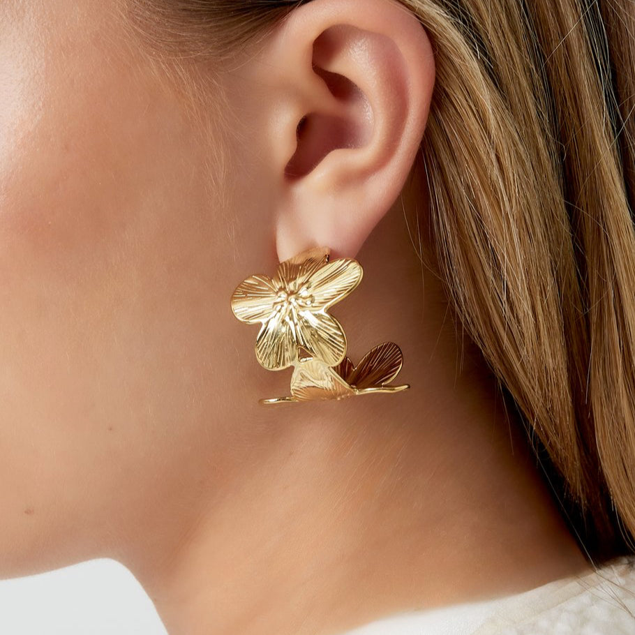 Gouden hoepeloorbellen met bloemmotief van stainless steel