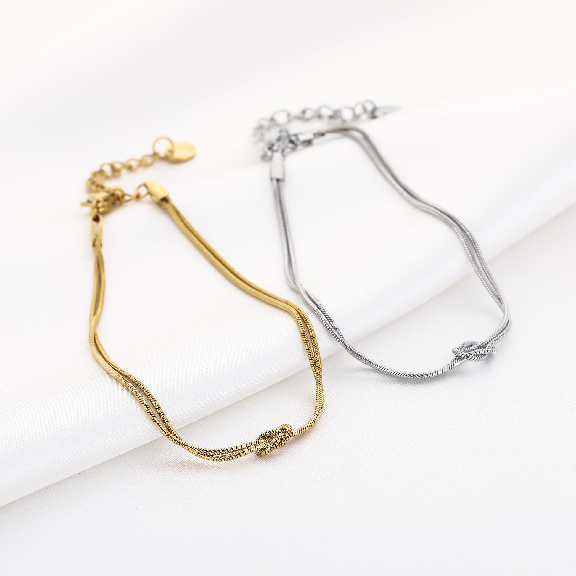 Fijne armband met dubbele ketting en knoopdetail van stainless steel