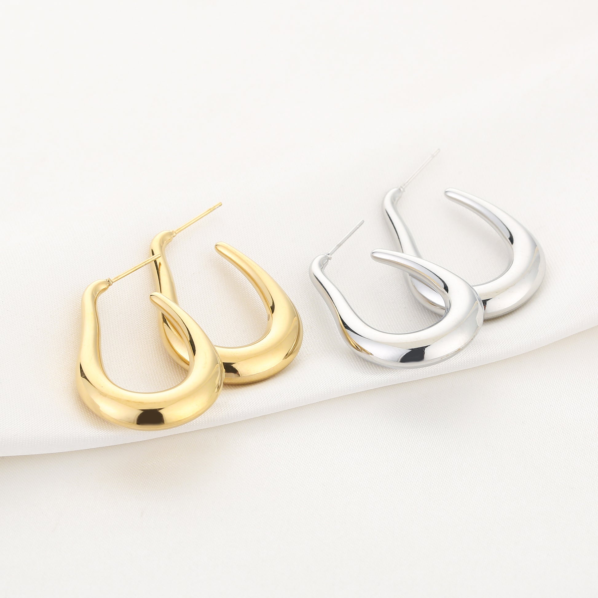 Liquid Drops Hoops met sierlijke, moderne vorm. Waterbestendig, comfortabel en gemaakt van stainless steel.