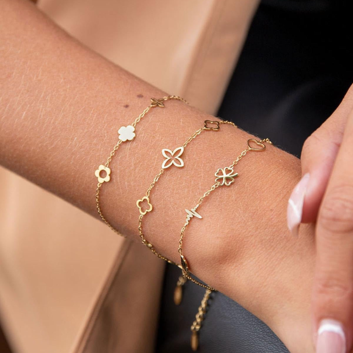 Armband met symbolische bedels zoals hartje, klavertjevier en infinity van roestvrij staal