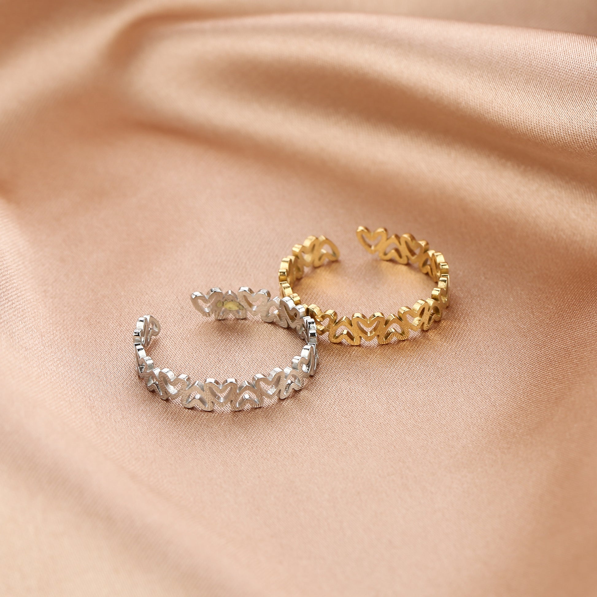 Verstelbare ring met open hartjes van stainless steel