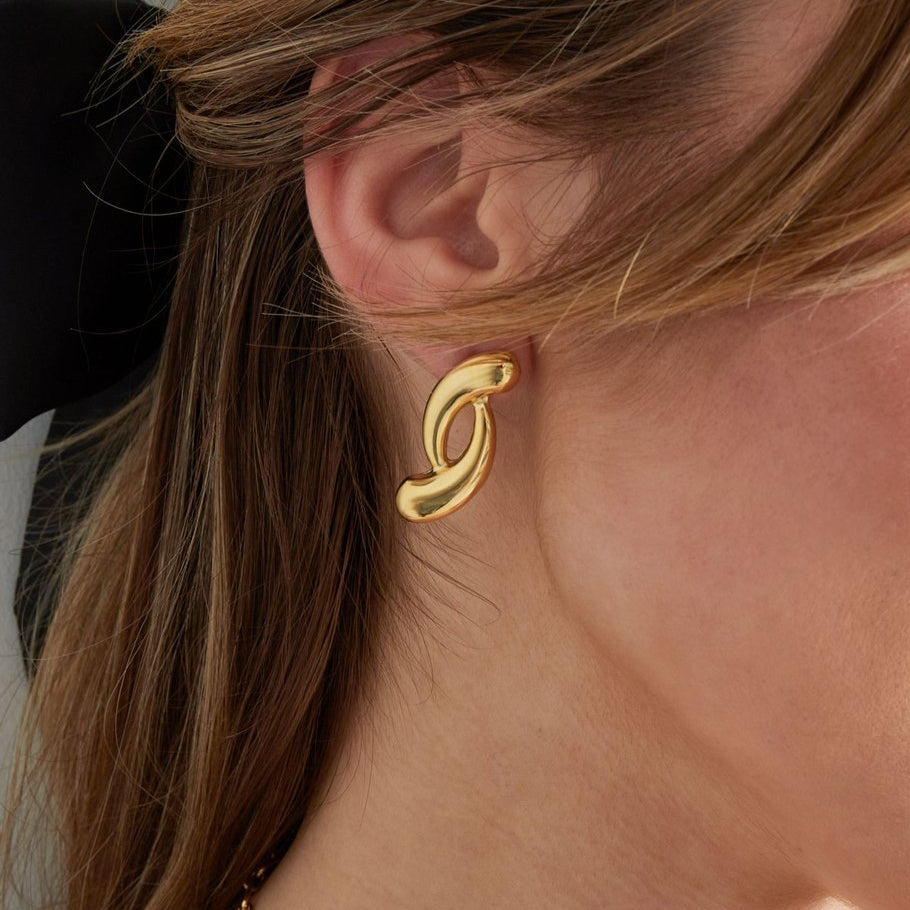 Soft Curve Earrings in goudkleur – gebogen oorbellen van stainless steel