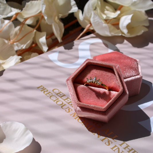 Verstelbare ring met vijf glinsterende steentjes in kroonvorm van roestvrij staal