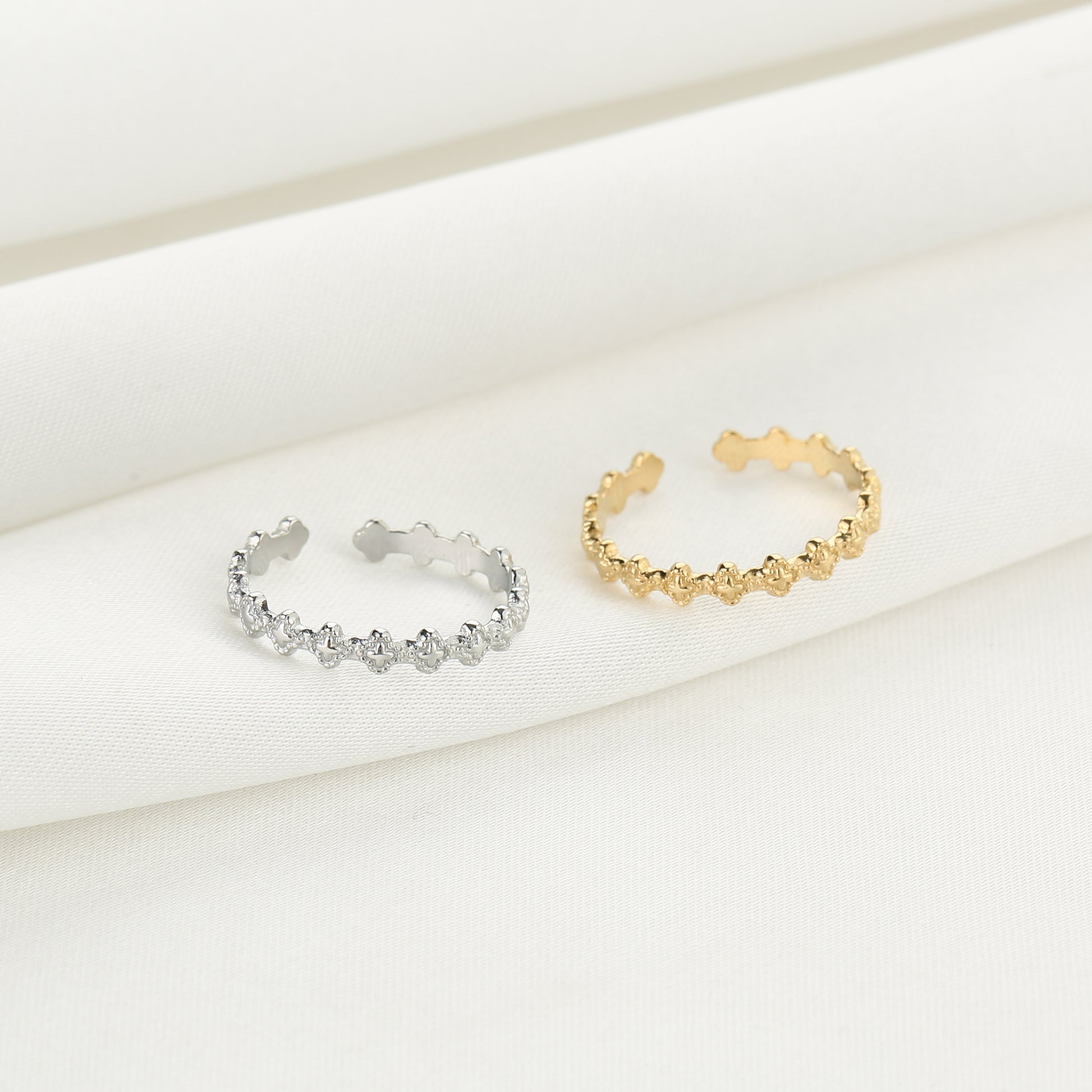 Open ring met bolletjesstructuur en reliëf