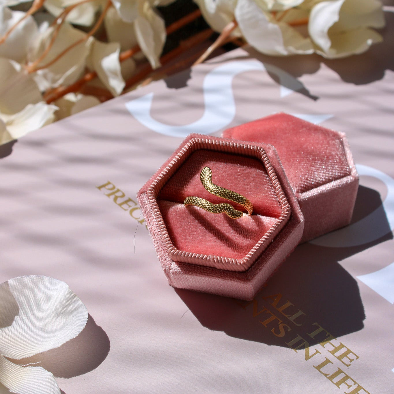 Ring met slangenstructuur in goudkleur van stainless steel