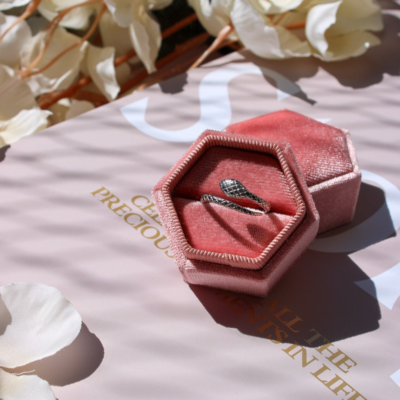 Ring met slangenstructuur in zilverkleur van stainless steel