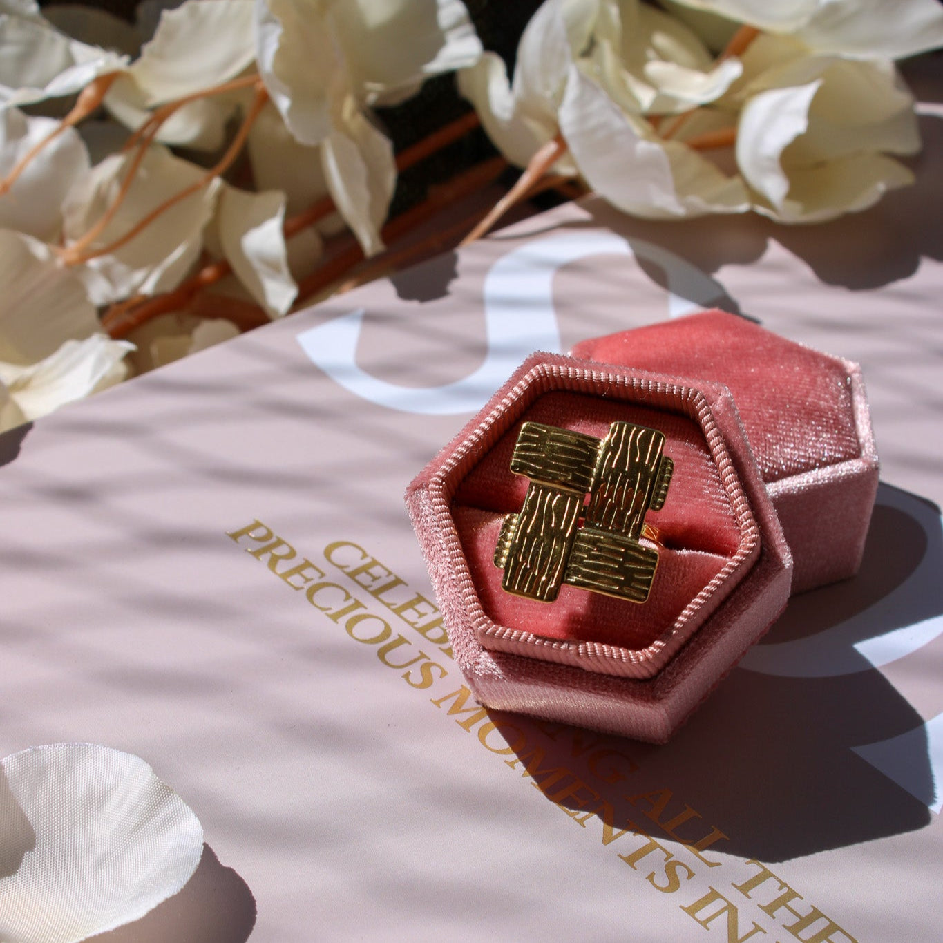 Gouden rechthoekige ring met lijnstructuur van stainless steel