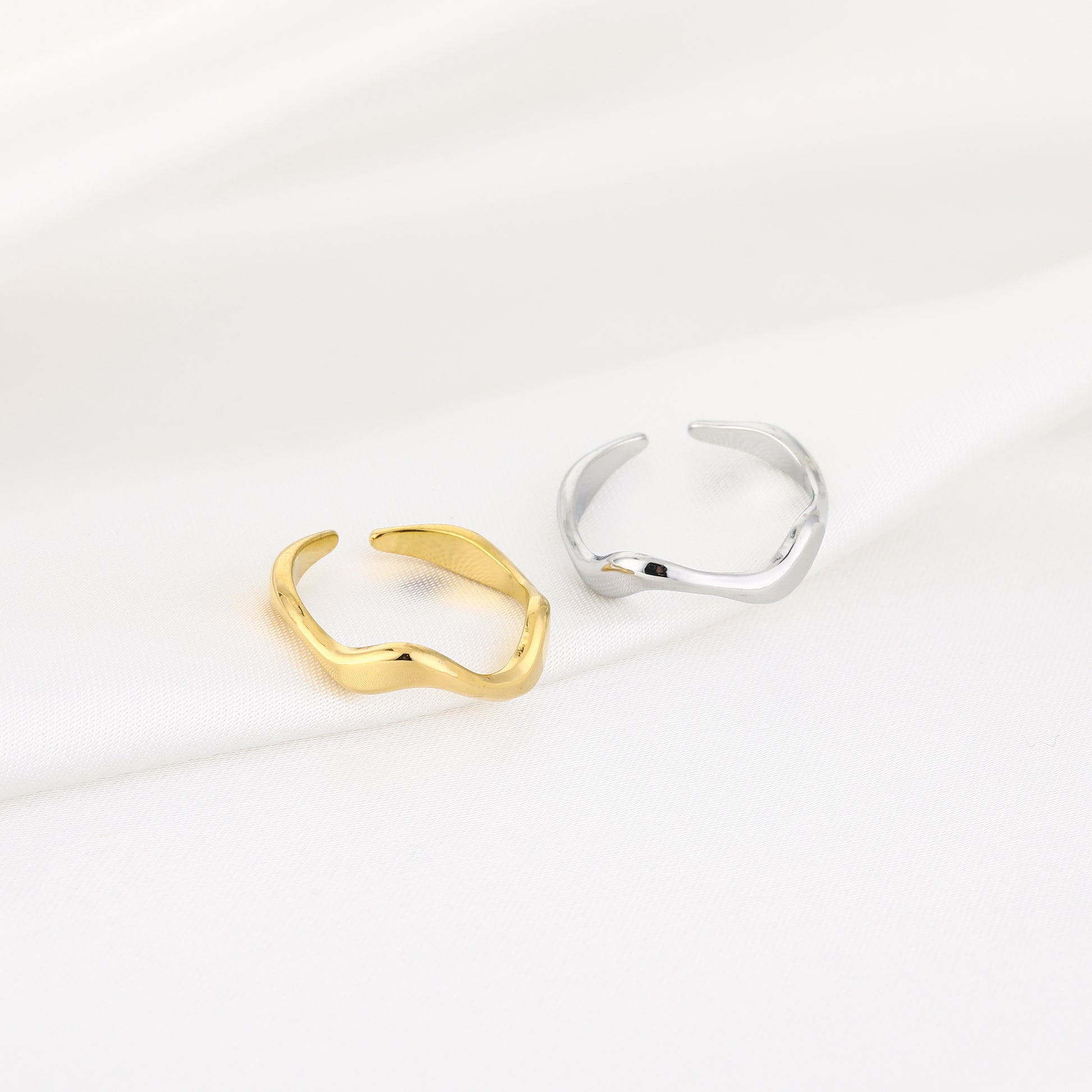 Verstelbare ring met golvend design van stainless steel