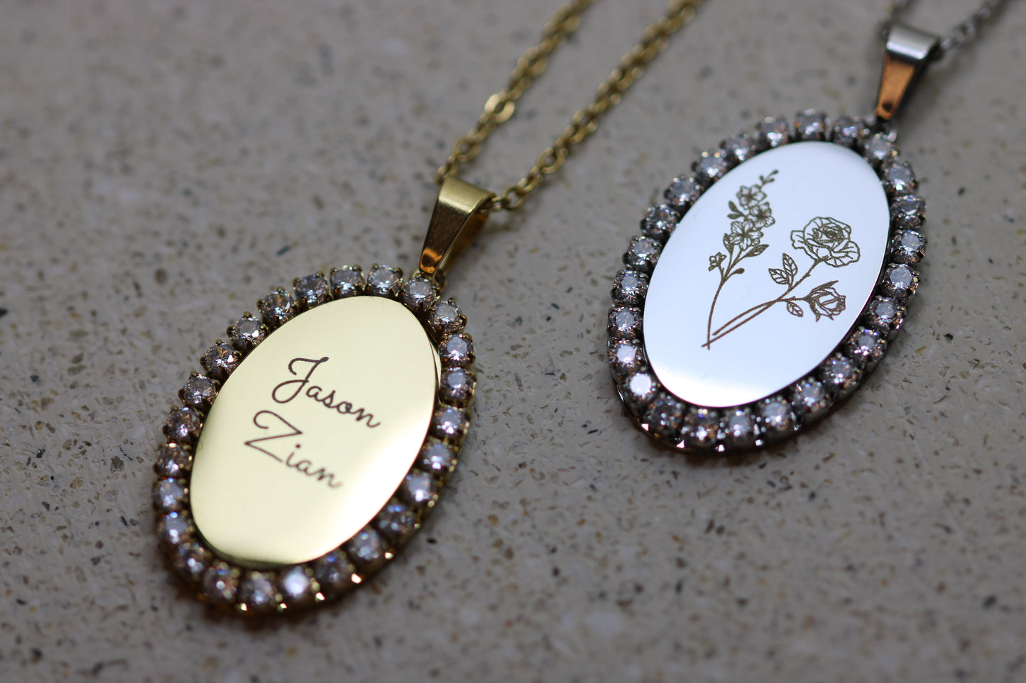 Engraved Oval Charm Ketting
