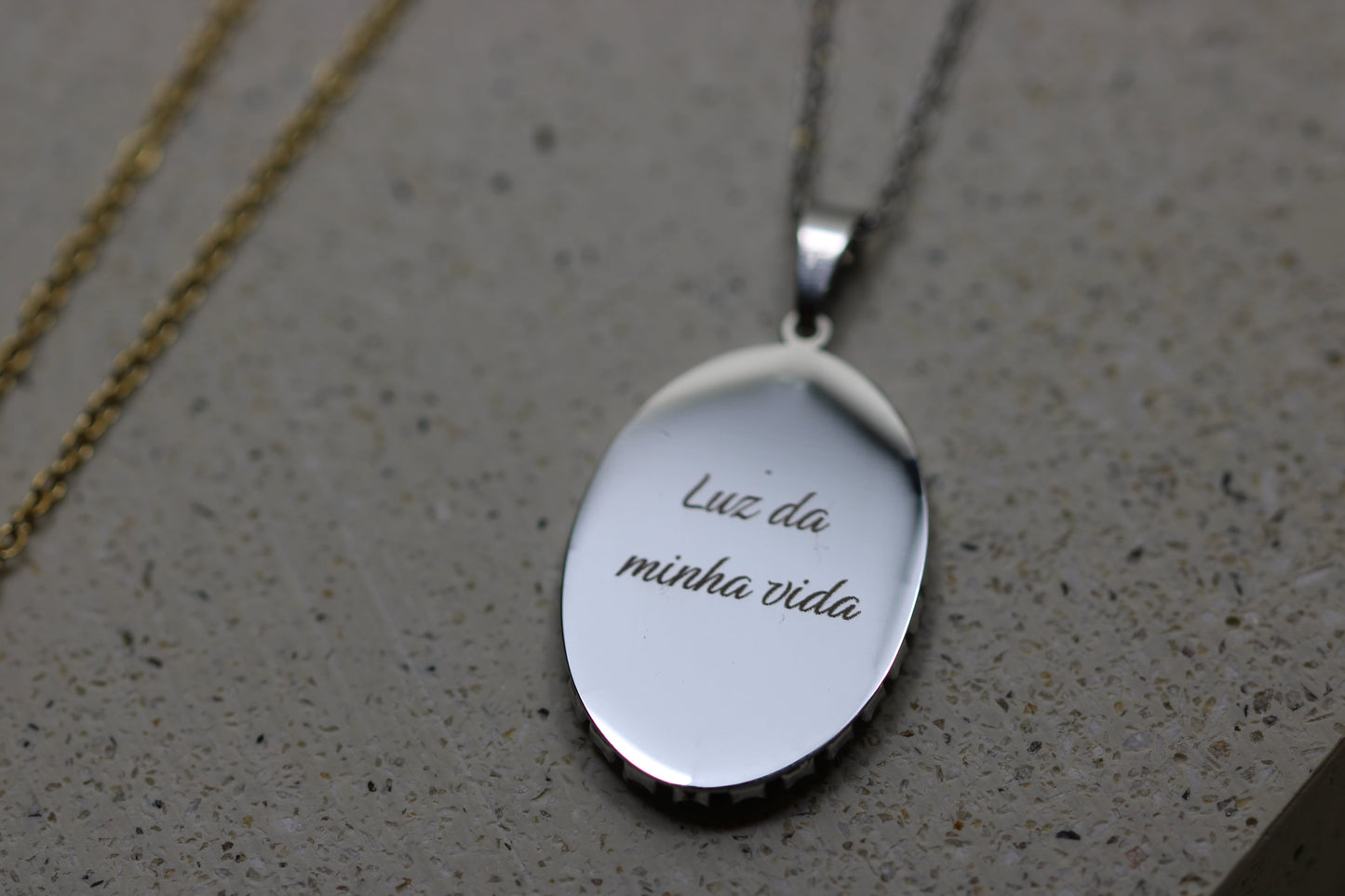 Engraved Oval Charm Ketting