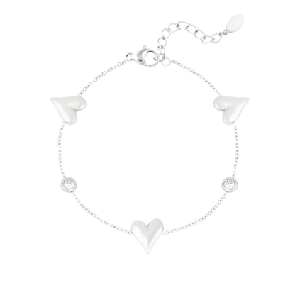 Zilveren armband met hartvormige bedels en steentjes – Valentina