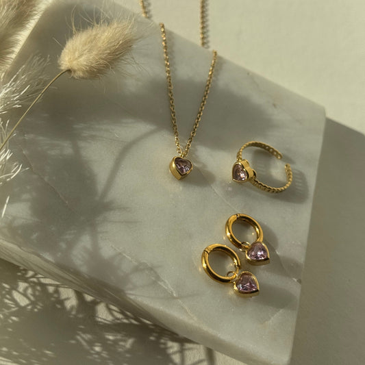 Ketting met roze hartvormige steenhanger aan een fijne schakelketting