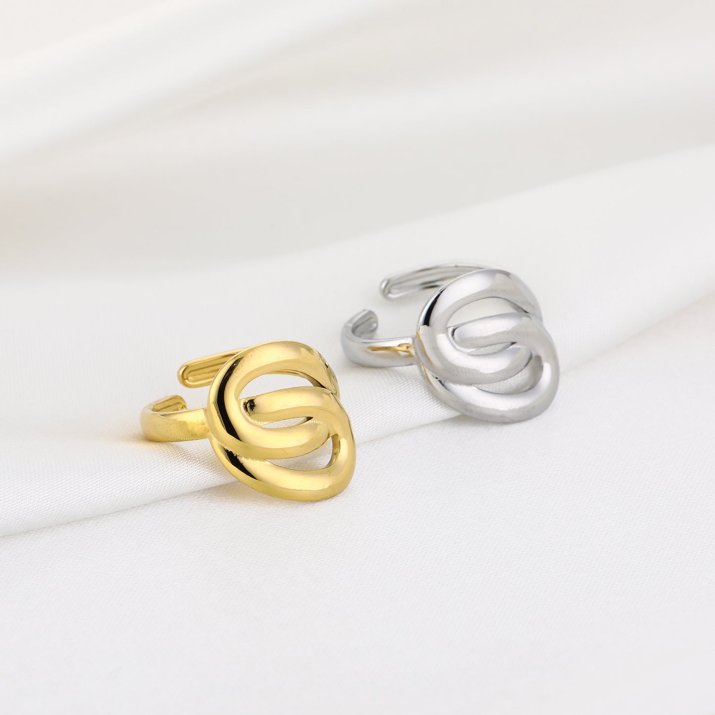 Verstelbare stainless steel ring met in elkaar grijpende vormen