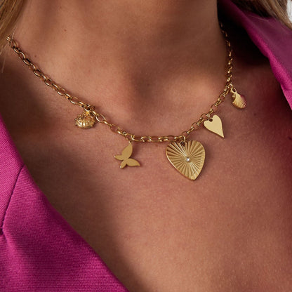 Ketting met bedels in de vorm van hart, vlinder, schelp en lieveheersbeestje