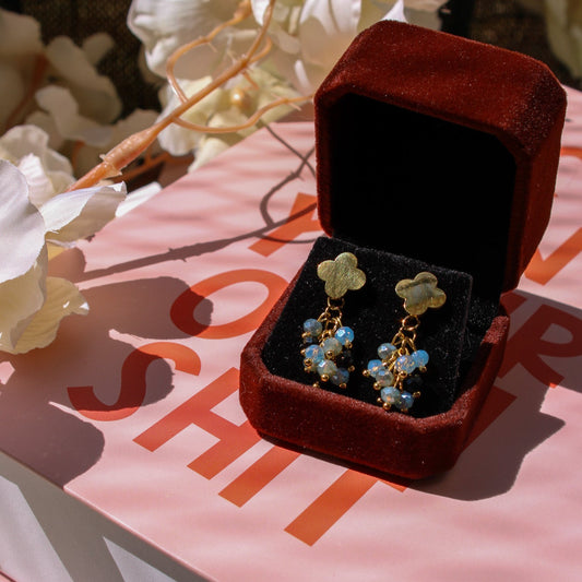 Oorbellen met bloemvormige steker en glanzende kralen van stainless steel