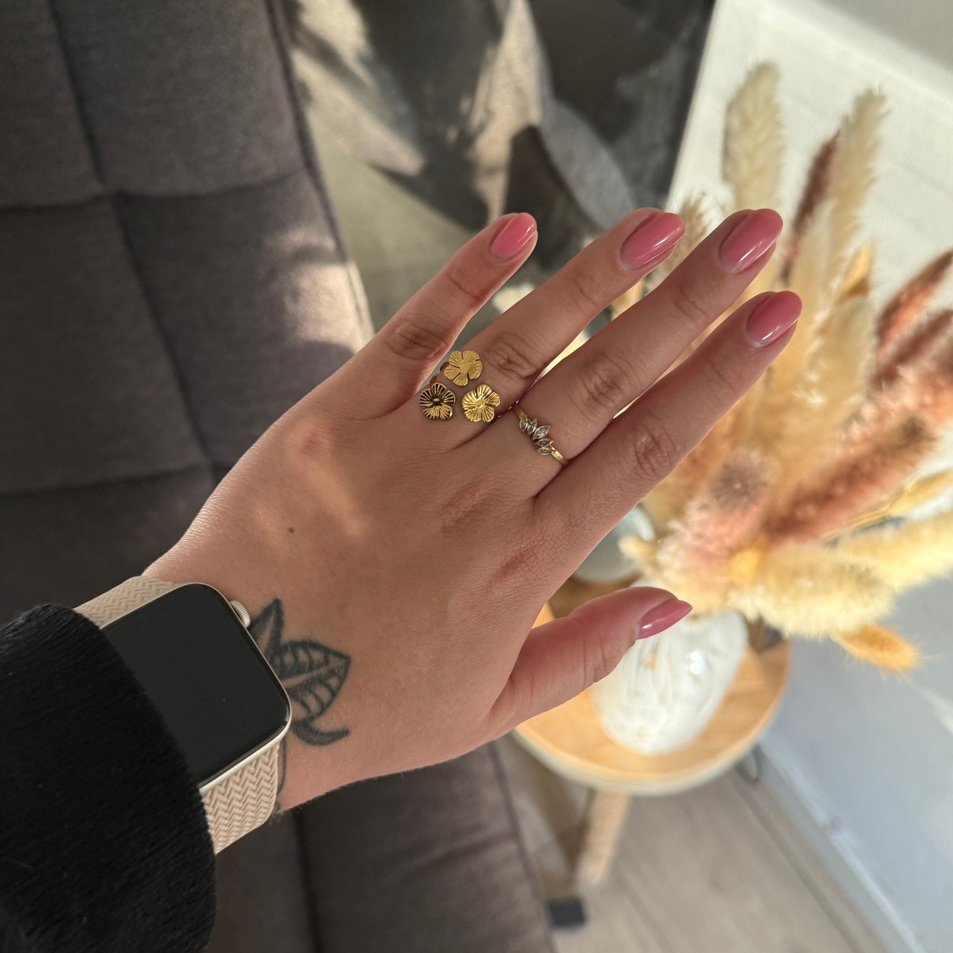 Verstelbare ring met drie bloemvormige details van stainless steel en ring met zirkonia in vorm van kroon